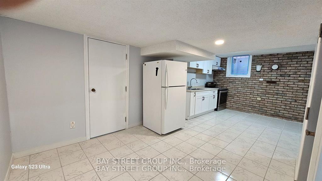 Photo 4 of Unit BASEMEN, 627 Aberdeen Avenue, Vaughan, East Woodbridge — HOMEH