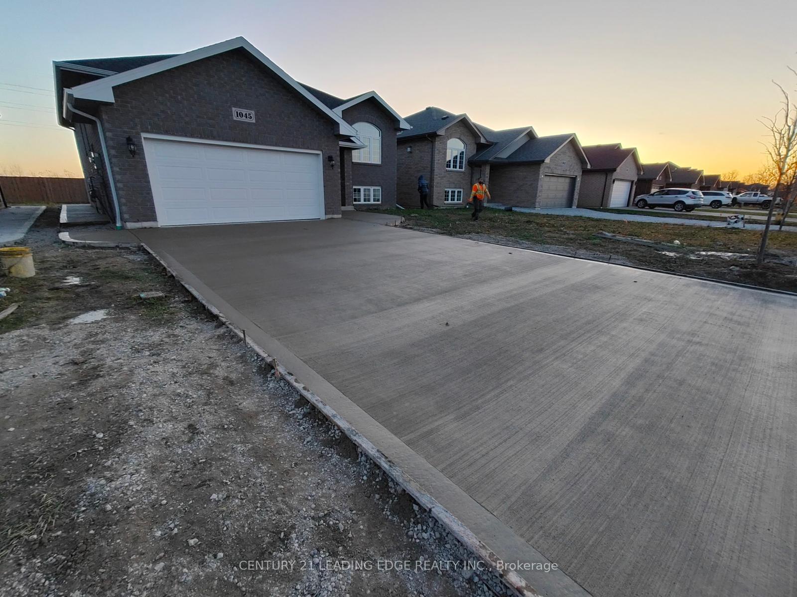 Photo 1 of Unit 1, 1045 Aspen Ridge Crescent, Lakeshore — HOMEH