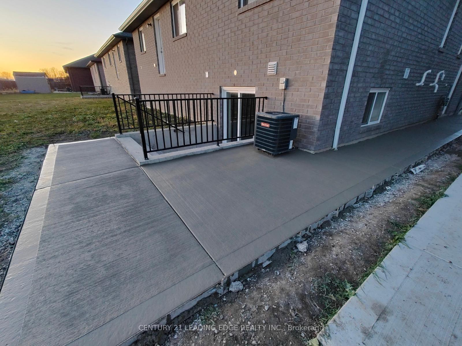 Photo 5 of Unit 1, 1045 Aspen Ridge Crescent, Lakeshore — HOMEH
