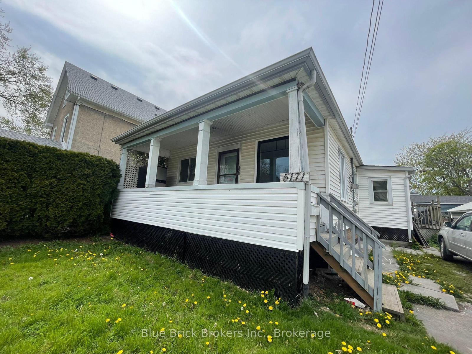 Front of Unit Upper Level, 5171 Mcglashan Crescent
