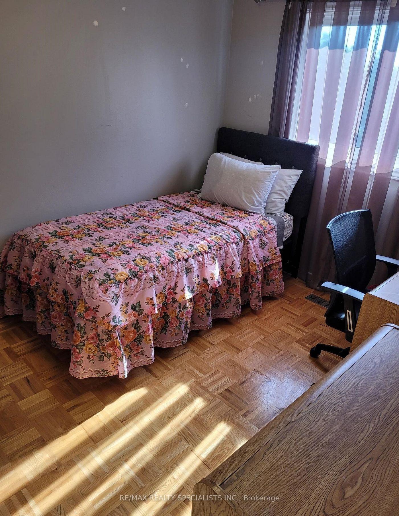 Front of Unit ROOM 2, 2252 Buttonbush Crescent
