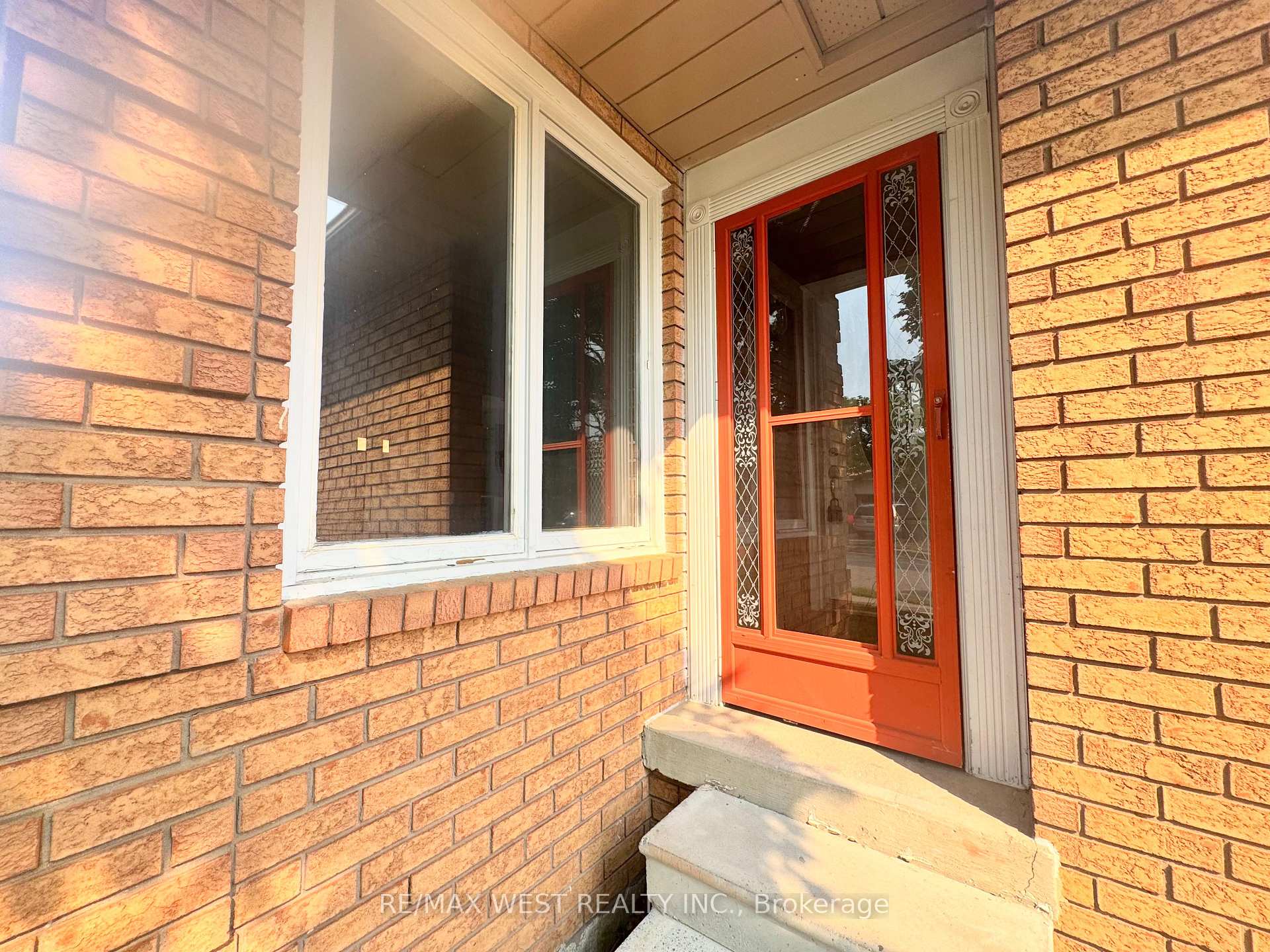 Photo 2 of 88 Toba Crescent, Brampton, Heart Lake East — HOMEH