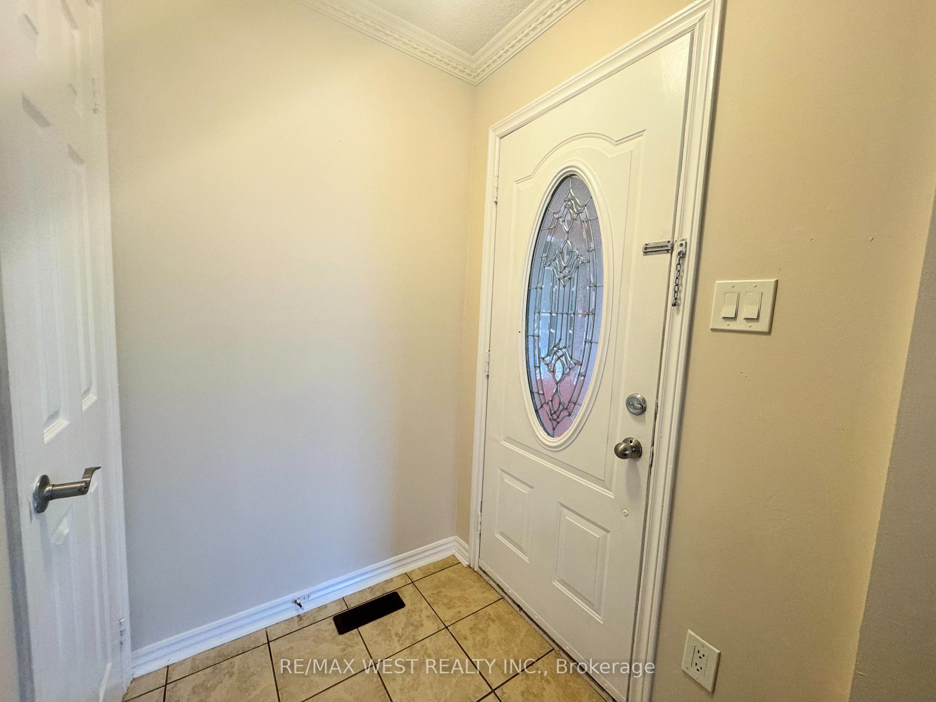 Photo 3 of 88 Toba Crescent, Brampton, Heart Lake East — HOMEH