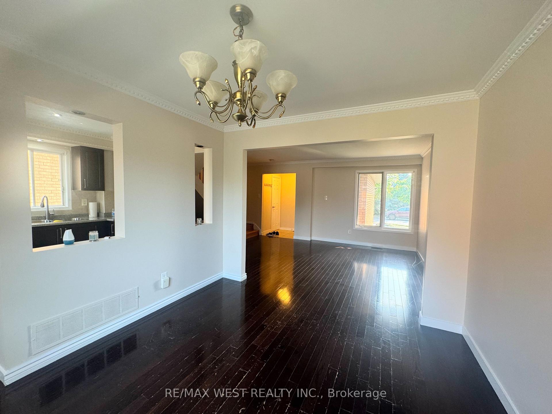 Photo 8 of 88 Toba Crescent, Brampton, Heart Lake East — HOMEH