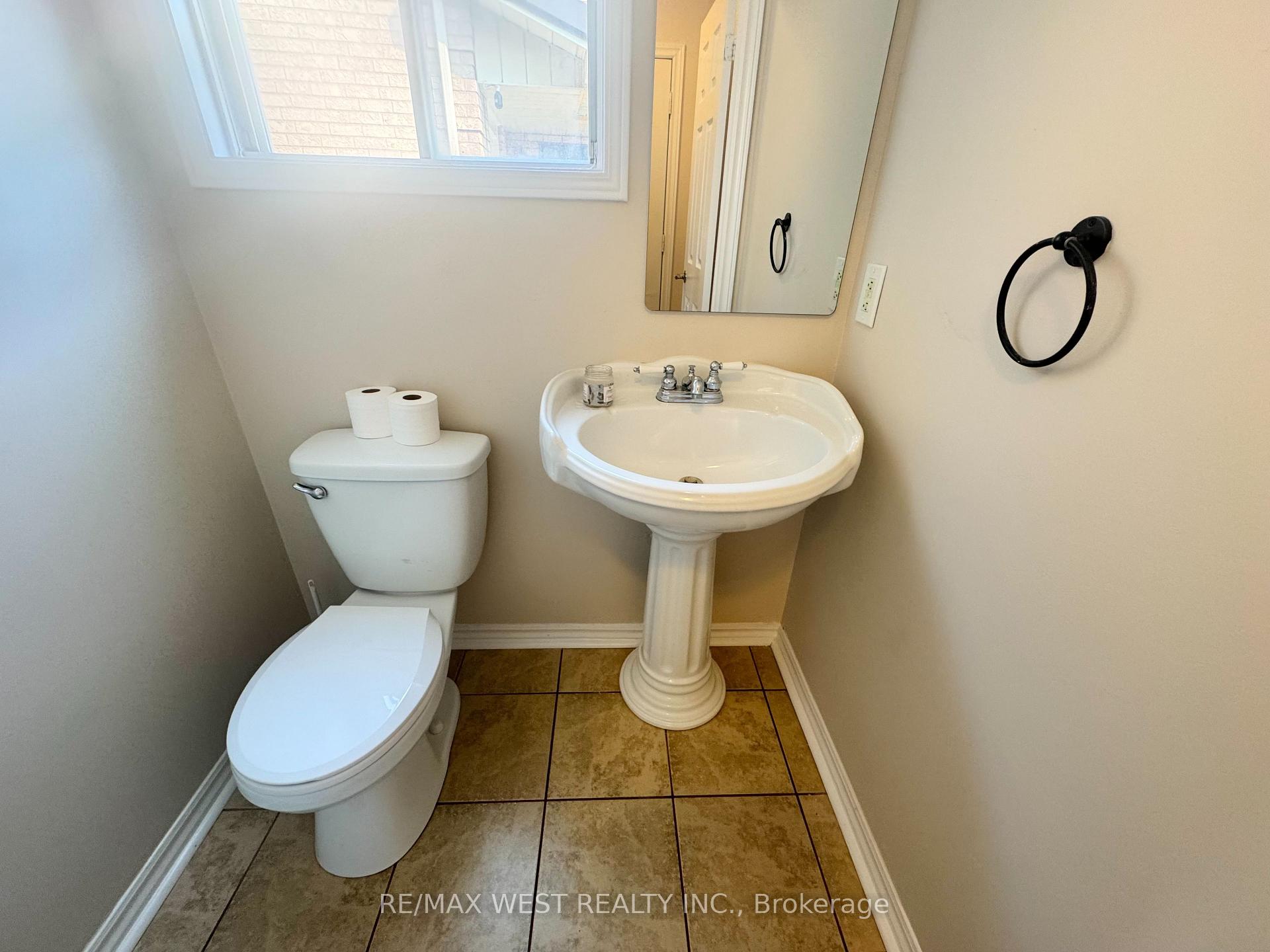Photo 6 of 88 Toba Crescent, Brampton, Heart Lake East — HOMEH