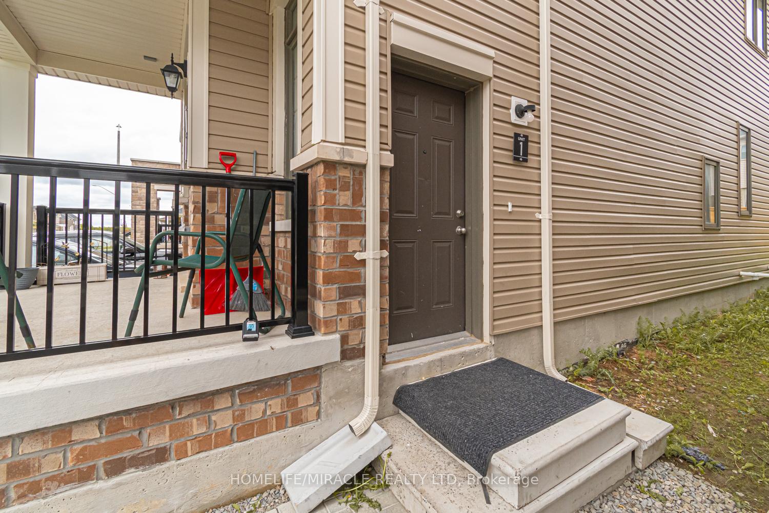Photo 10 of 35 Bannister Road, Barrie, Innis-Shore — HOMEH