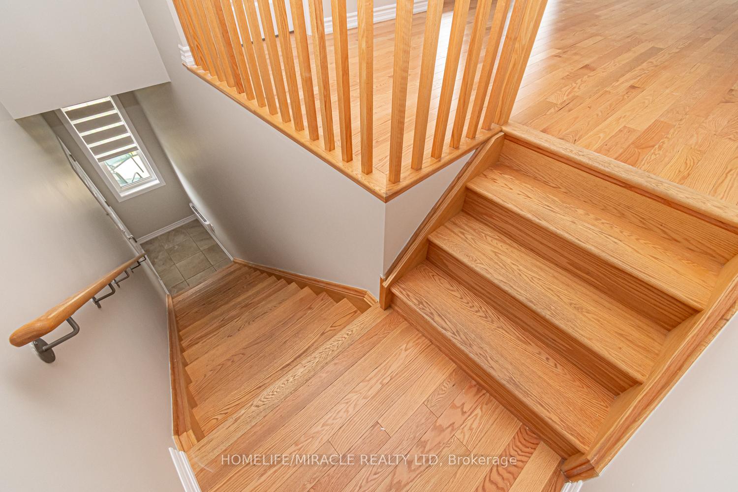 Photo 14 of 35 Bannister Road, Barrie, Innis-Shore — HOMEH