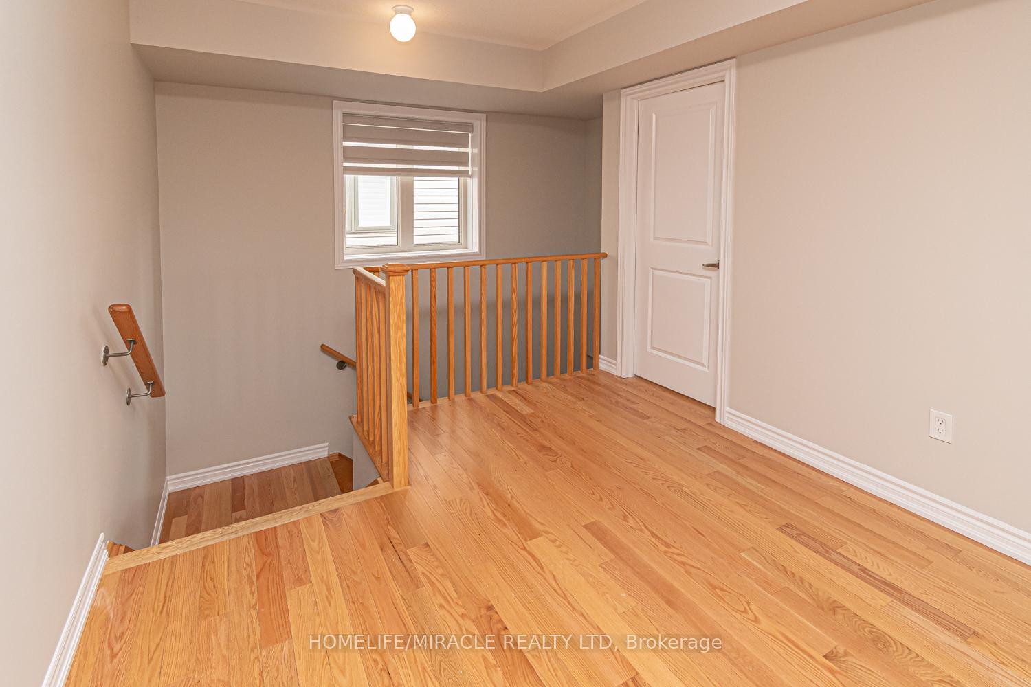 Photo 4 of 35 Bannister Road, Barrie, Innis-Shore — HOMEH