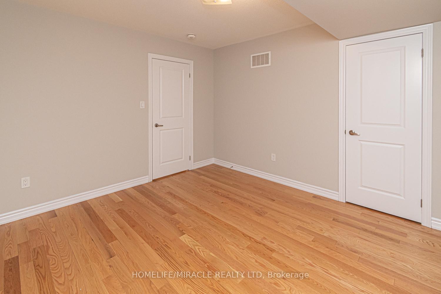 Photo 8 of 35 Bannister Road, Barrie, Innis-Shore — HOMEH