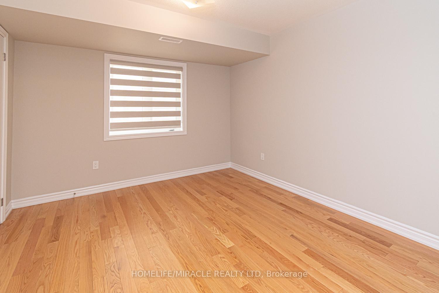 Photo 3 of 35 Bannister Road, Barrie, Innis-Shore — HOMEH