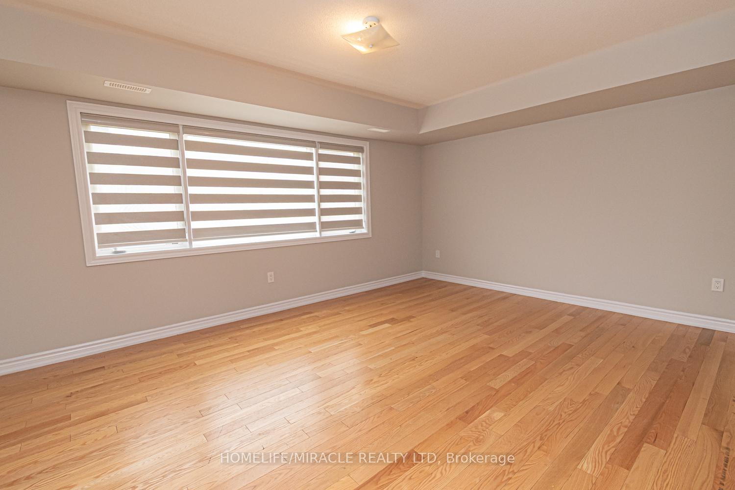 Photo 13 of 35 Bannister Road, Barrie, Innis-Shore — HOMEH