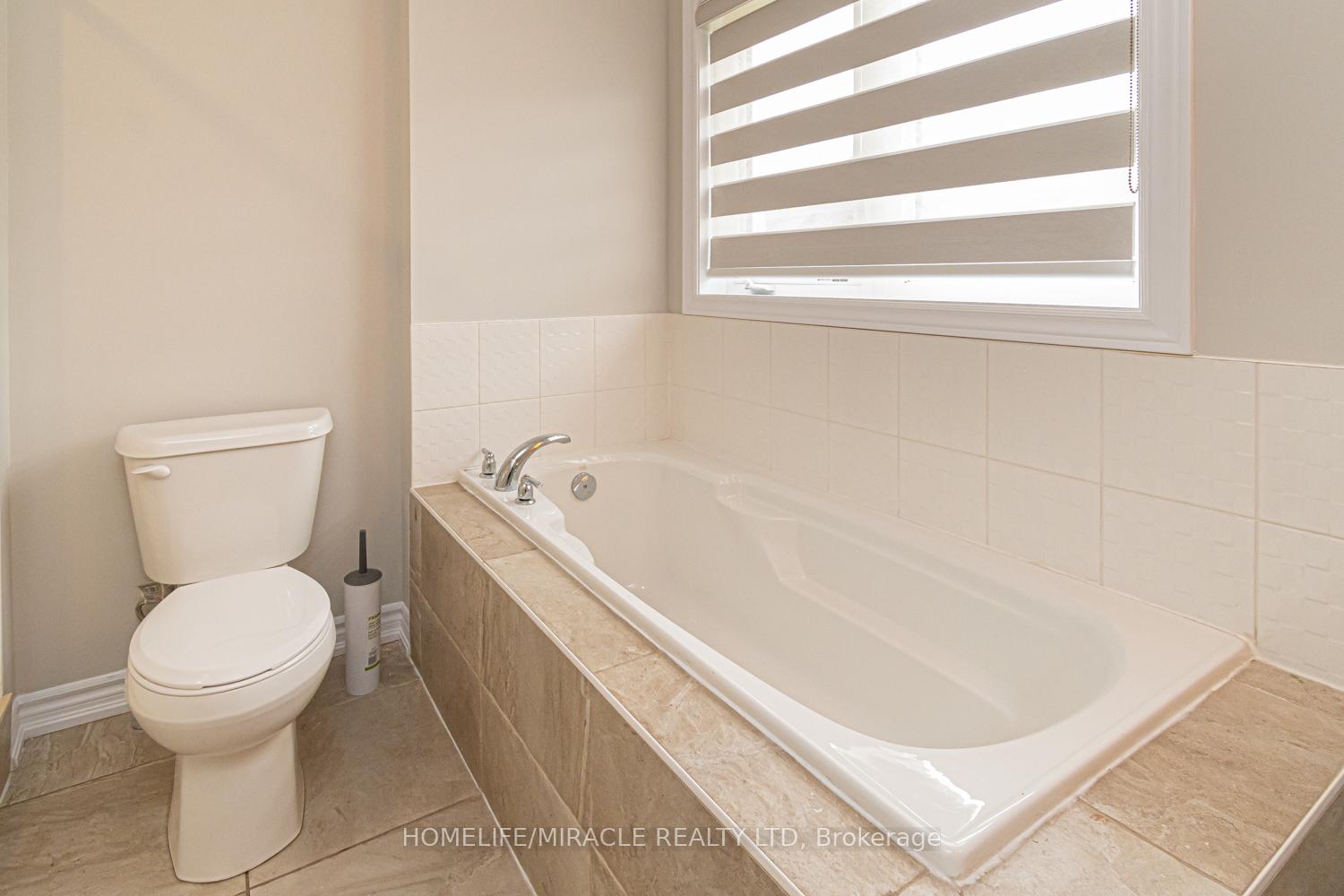 Photo 5 of 35 Bannister Road, Barrie, Innis-Shore — HOMEH