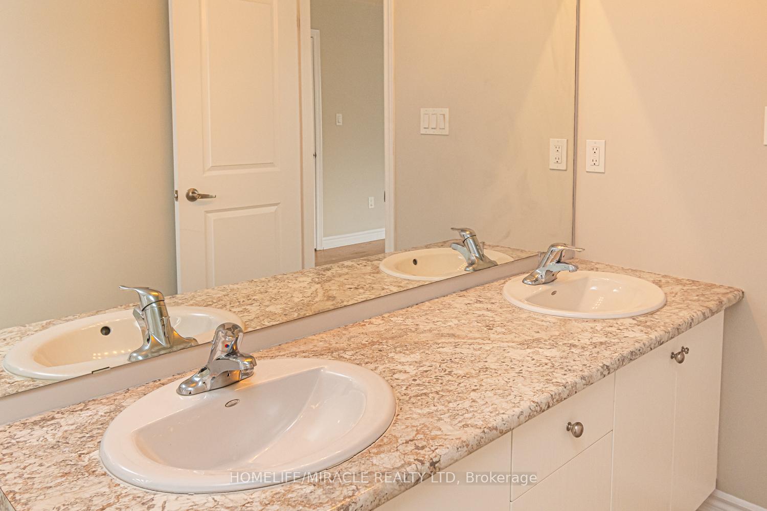 Photo 17 of 35 Bannister Road, Barrie, Innis-Shore — HOMEH