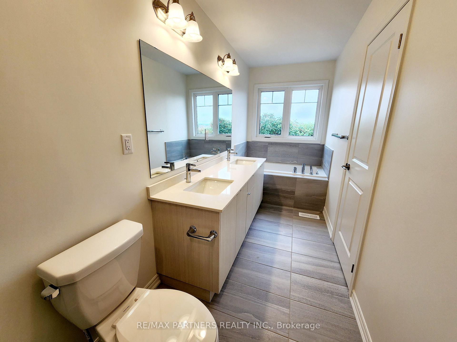 Photo 5 of 136 Greer Street, Barrie, Rural Barrie Southeast — HOMEH