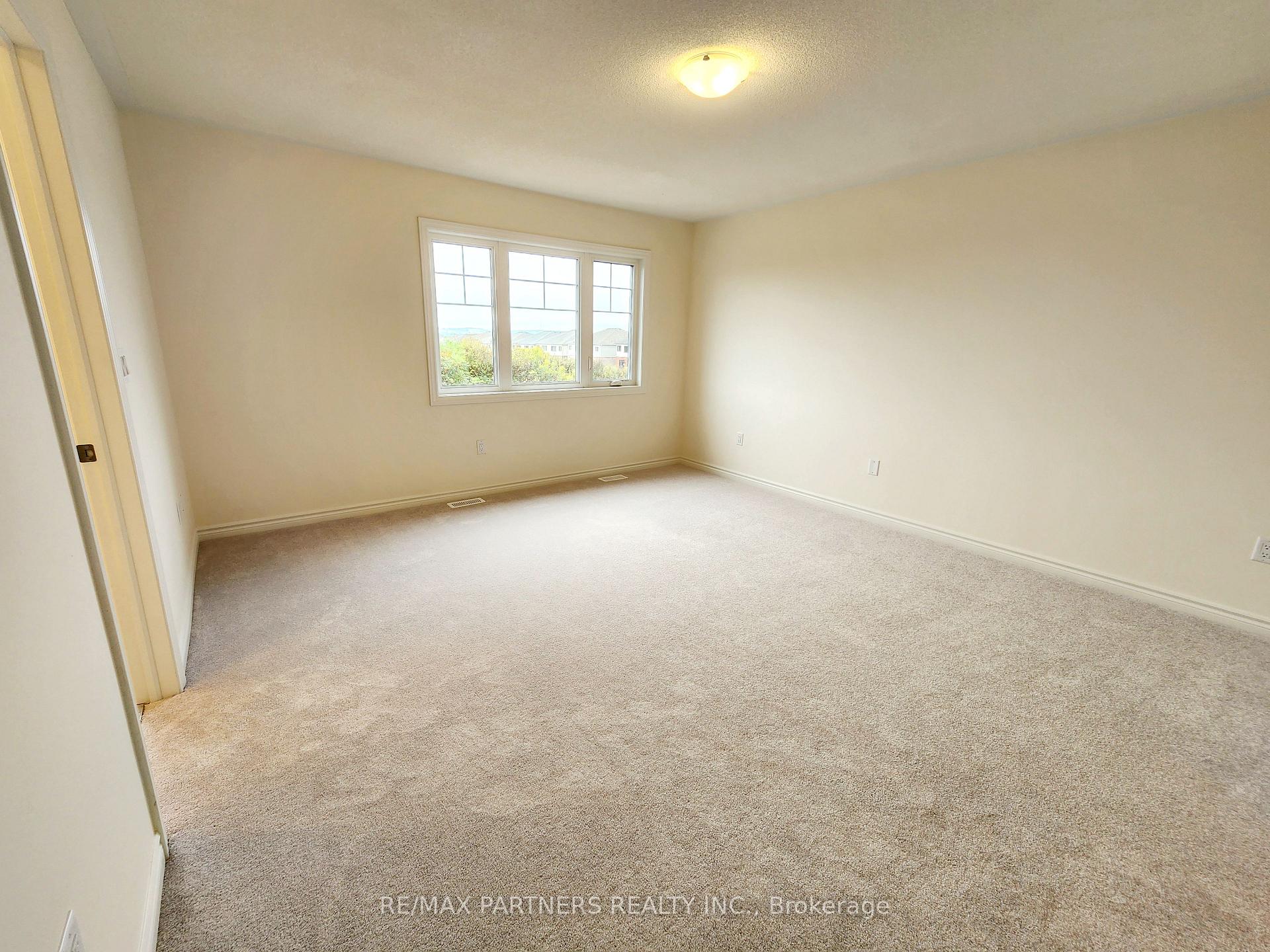 Photo 8 of 136 Greer Street, Barrie, Rural Barrie Southeast — HOMEH