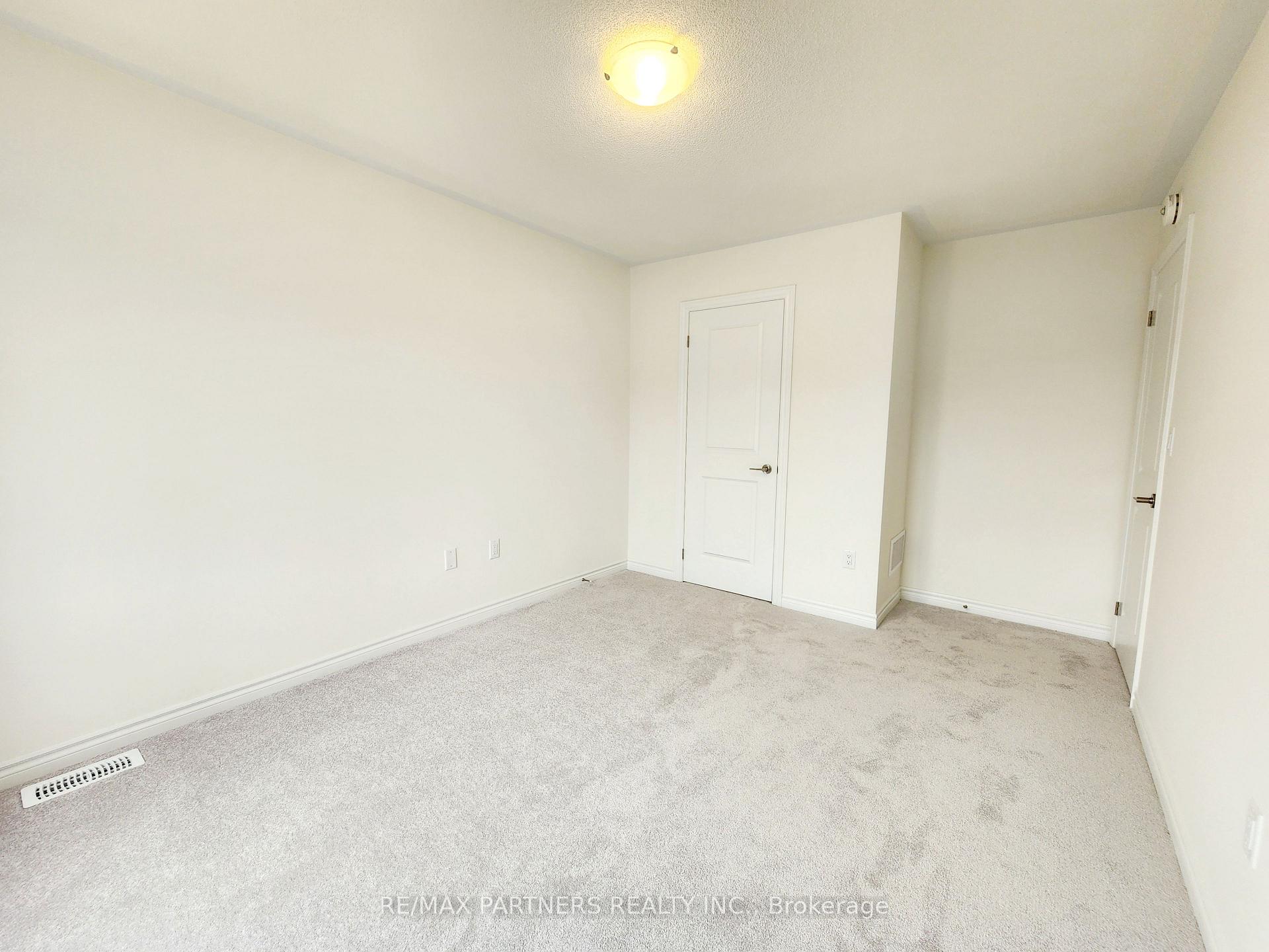 Photo 4 of 136 Greer Street, Barrie, Rural Barrie Southeast — HOMEH