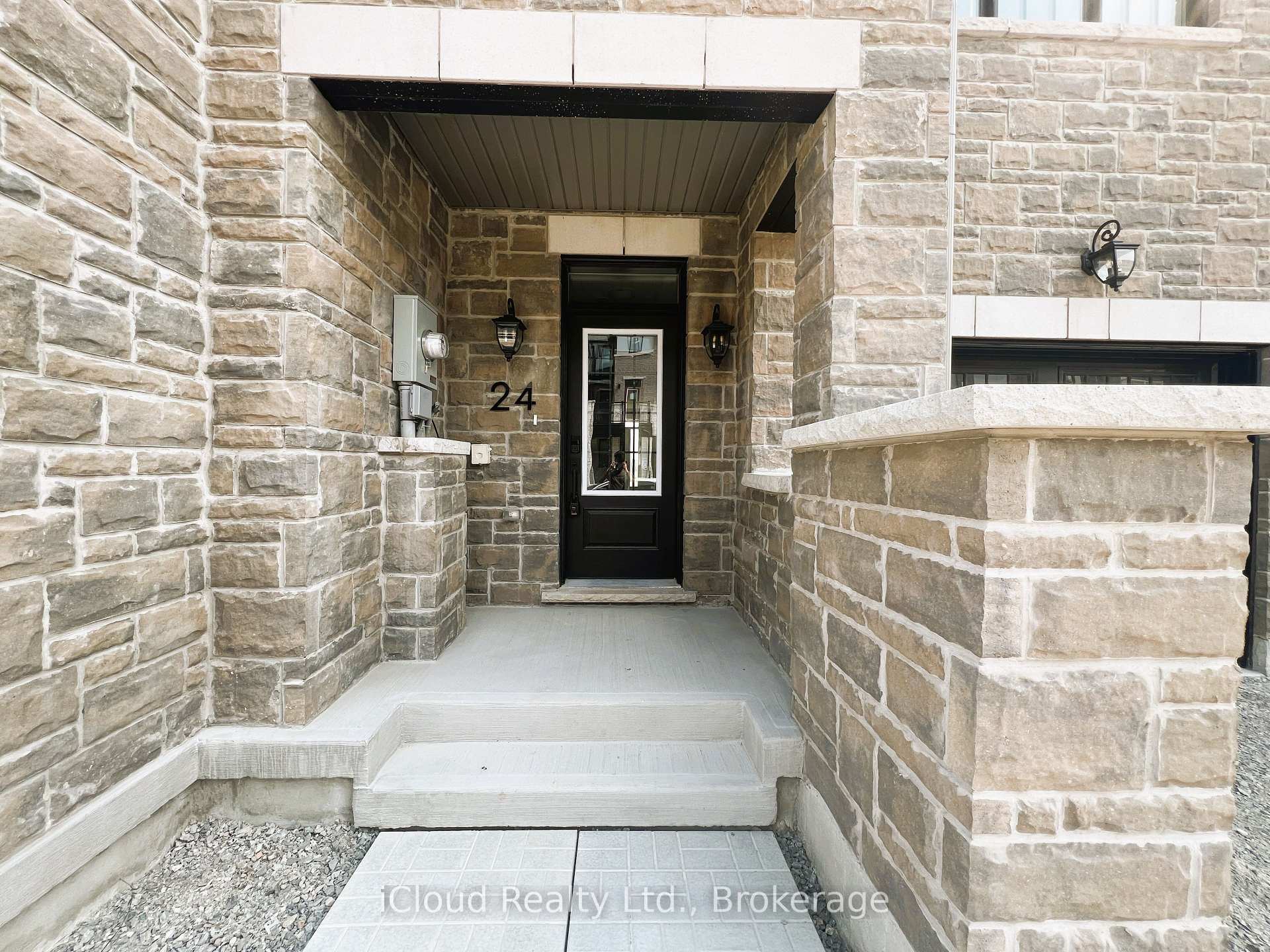 Photo 2 of 24 Pearen Lane, Barrie, Rural Barrie Southwest — HOMEH