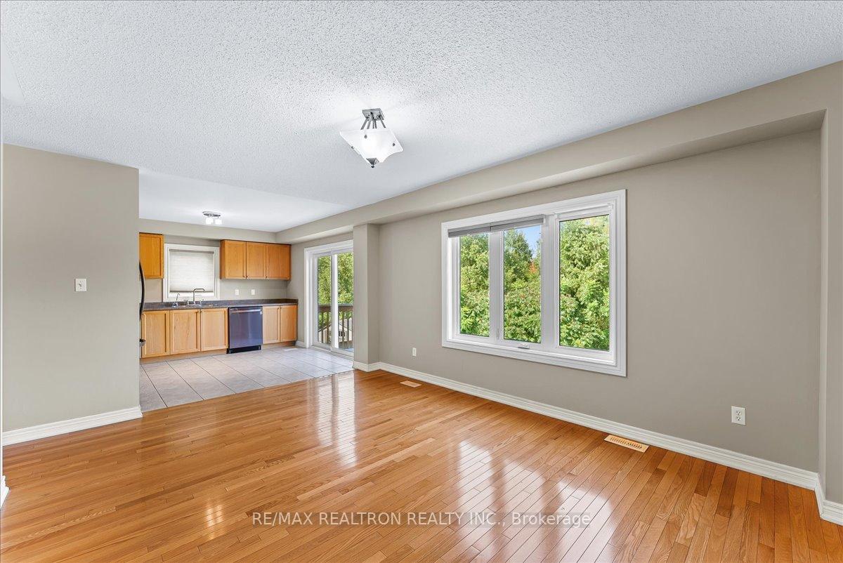 Photo 9 of 34 Megan Crescent, Barrie, 400 West — HOMEH