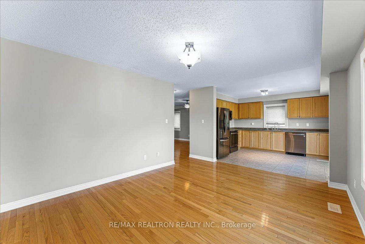 Photo 11 of 34 Megan Crescent, Barrie, 400 West — HOMEH