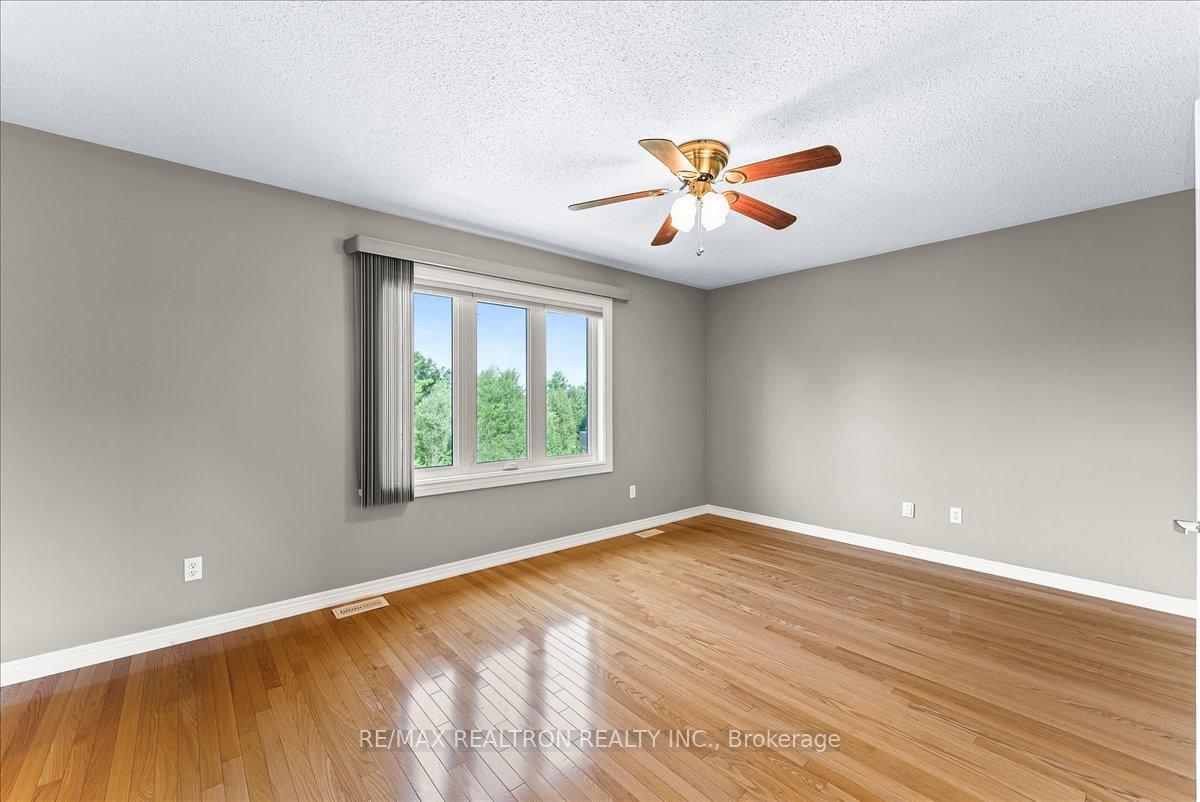 Photo 38 of 34 Megan Crescent, Barrie, 400 West — HOMEH