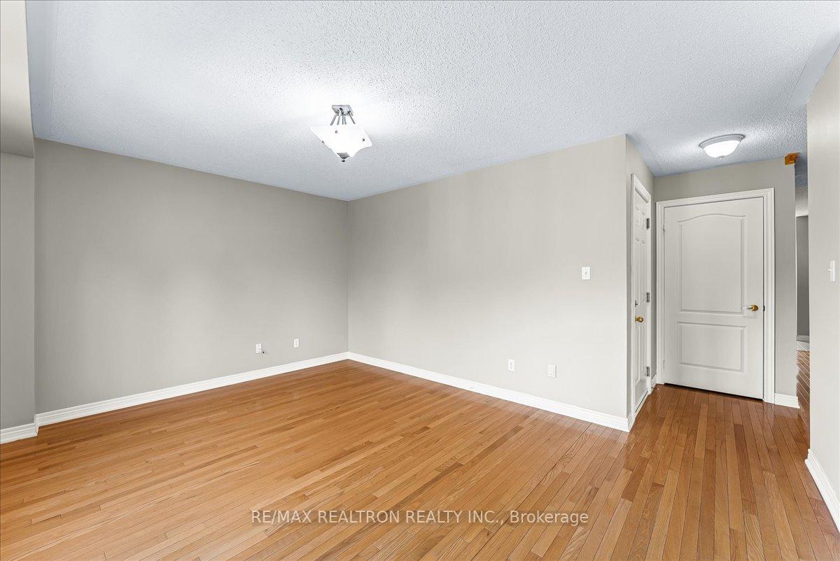 Photo 15 of 34 Megan Crescent, Barrie, 400 West — HOMEH