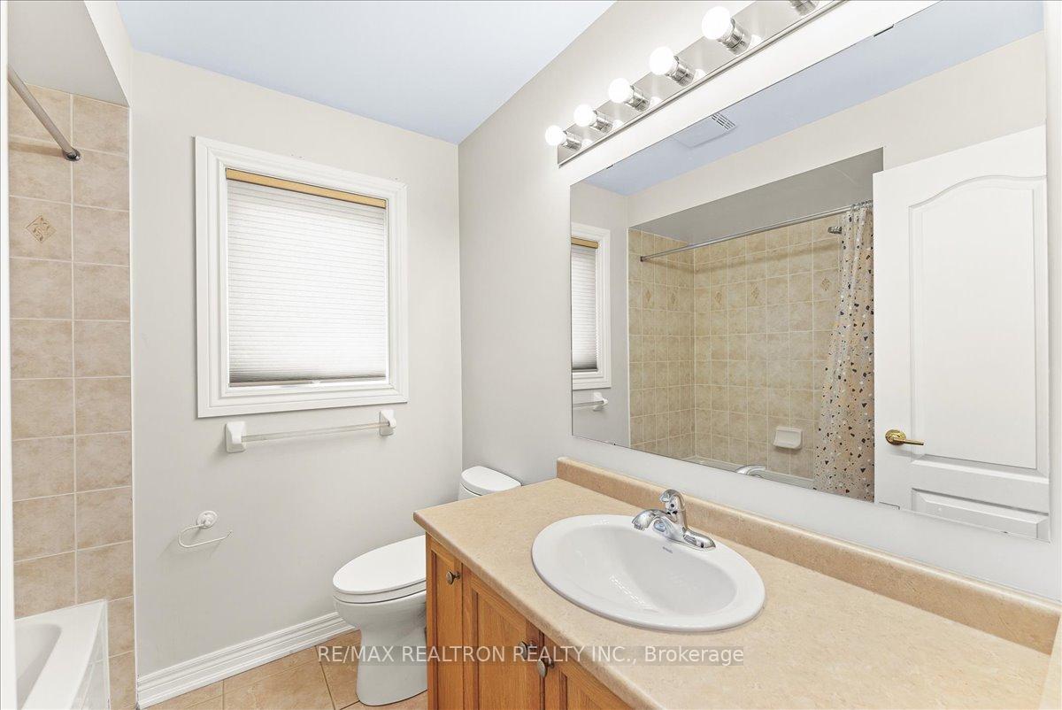 Photo 7 of 34 Megan Crescent, Barrie, 400 West — HOMEH