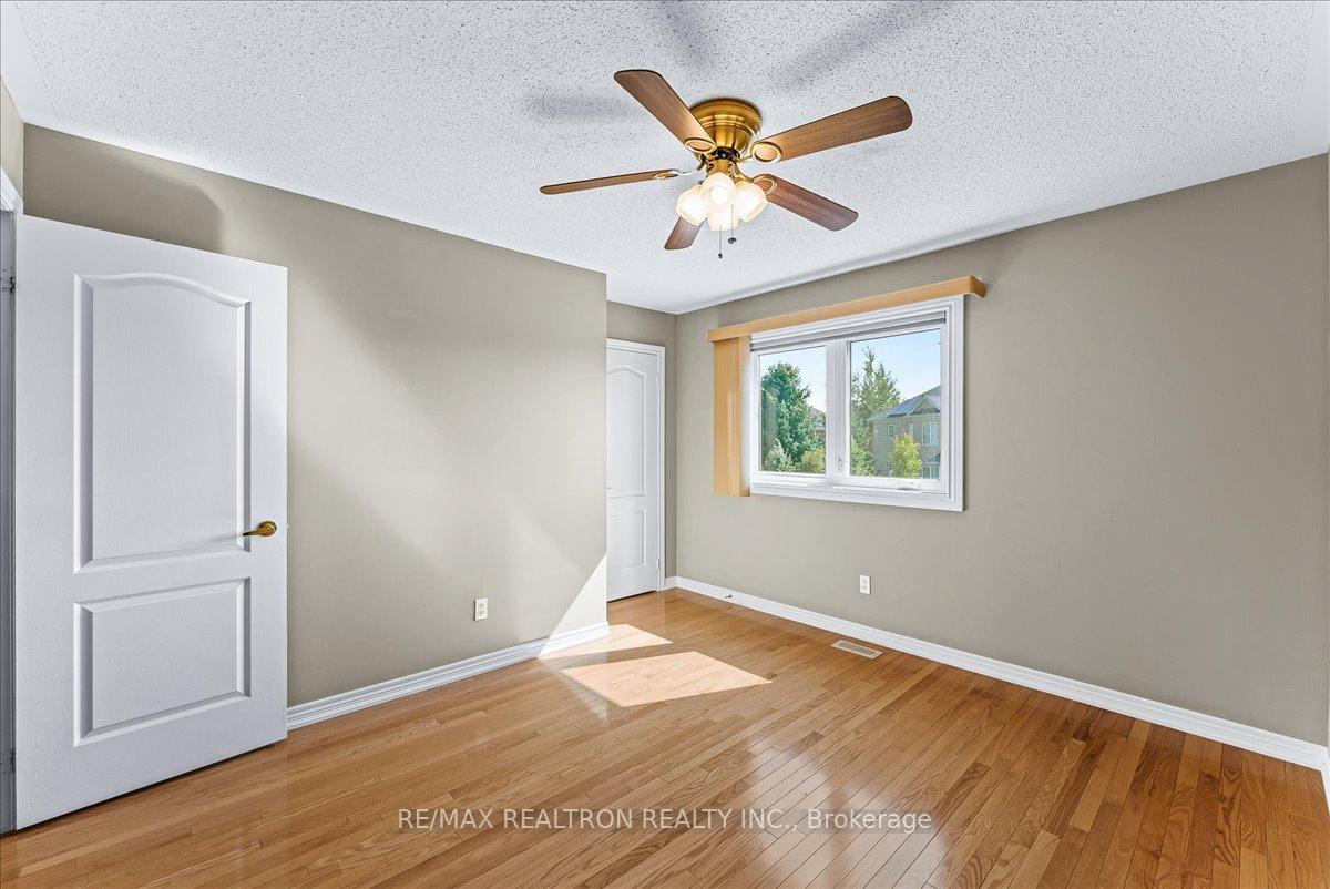 Photo 17 of 34 Megan Crescent, Barrie, 400 West — HOMEH