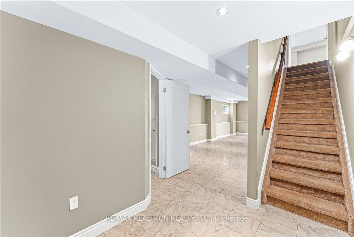 Photo 33 of 34 Megan Crescent, Barrie, 400 West — HOMEH