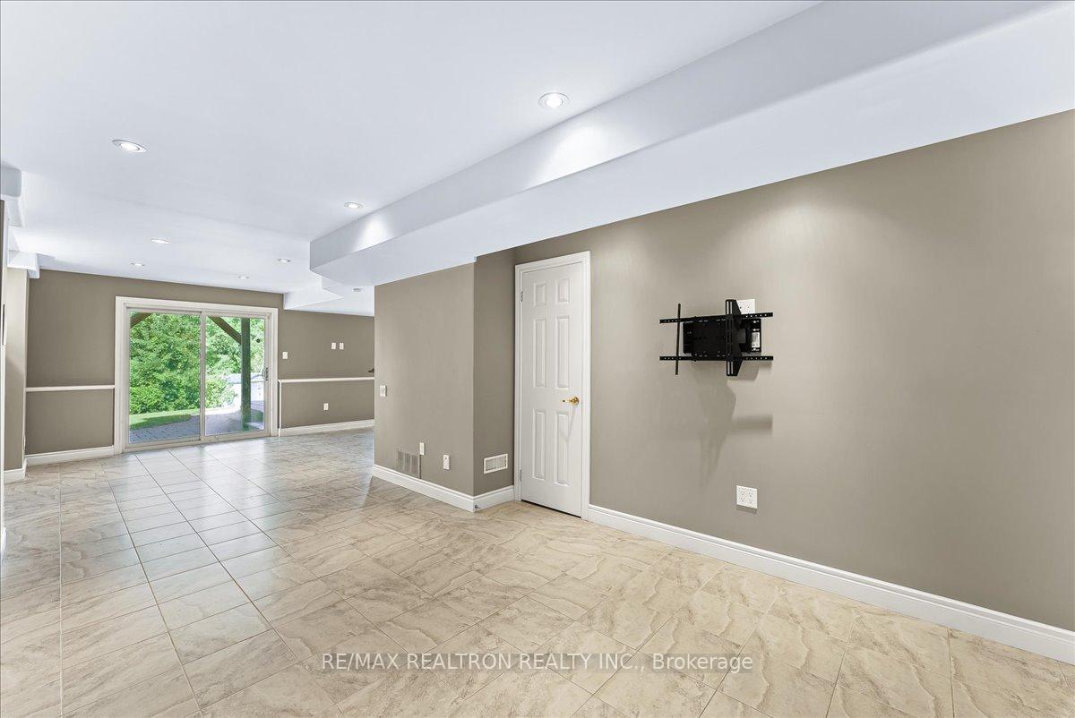 Photo 19 of 34 Megan Crescent, Barrie, 400 West — HOMEH