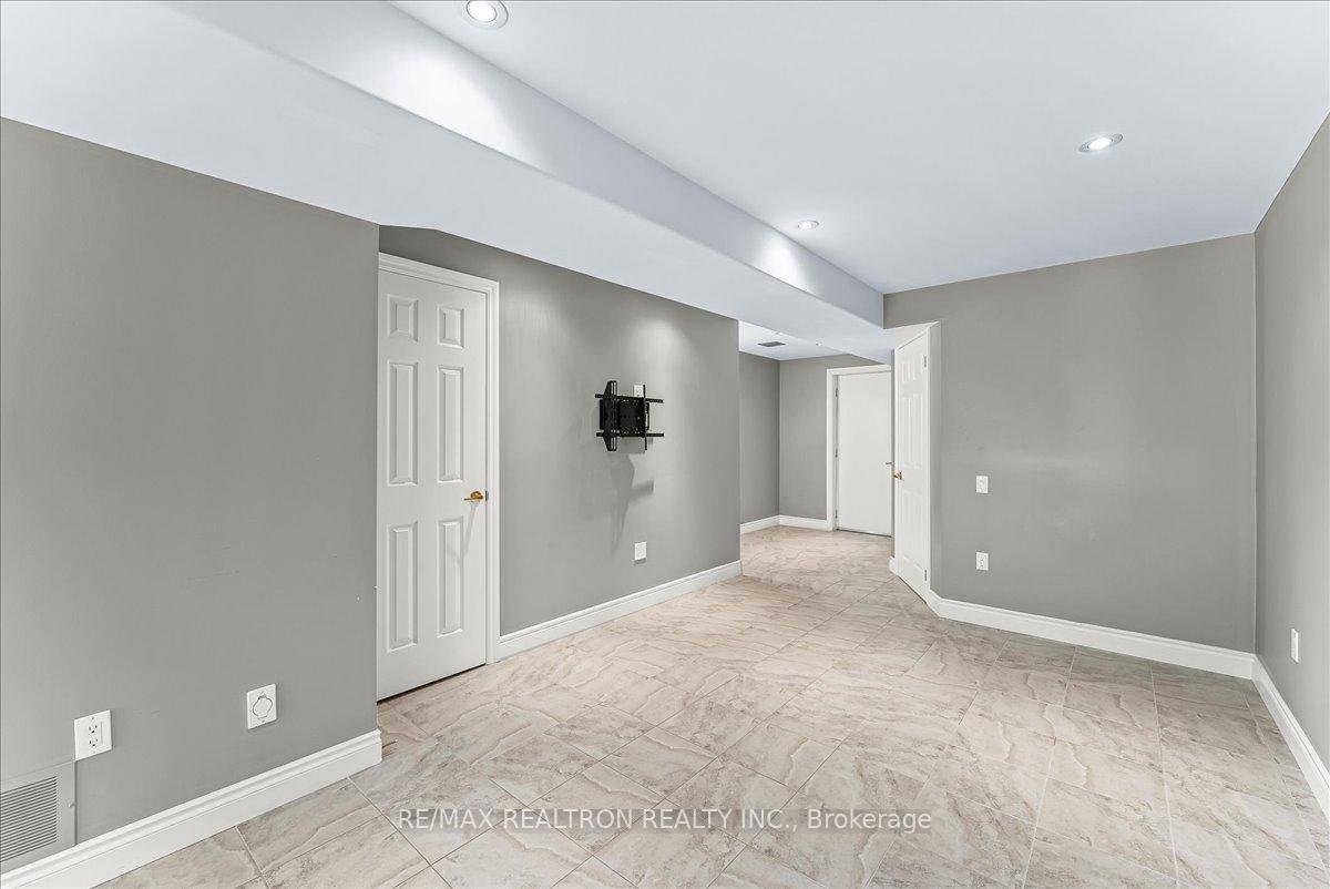 Photo 25 of 34 Megan Crescent, Barrie, 400 West — HOMEH