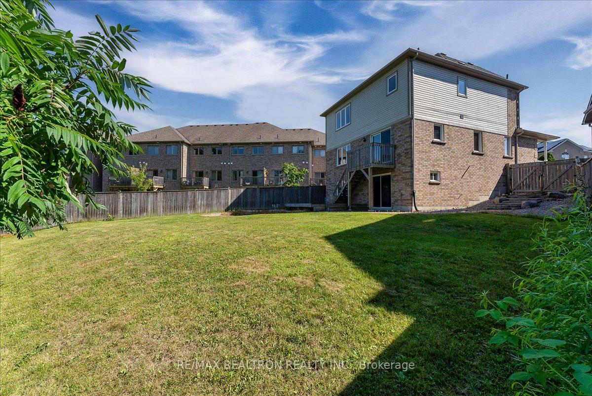 Photo 37 of 34 Megan Crescent, Barrie, 400 West — HOMEH