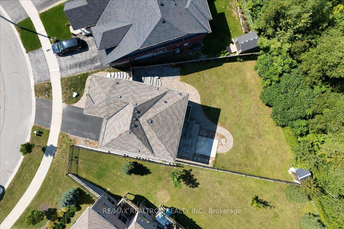 Photo 29 of 34 Megan Crescent, Barrie, 400 West — HOMEH