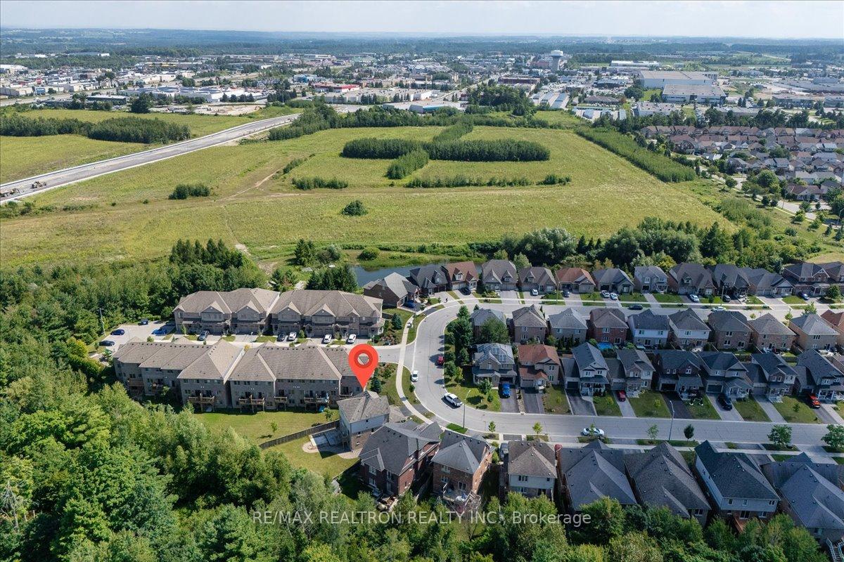 Photo 36 of 34 Megan Crescent, Barrie, 400 West — HOMEH