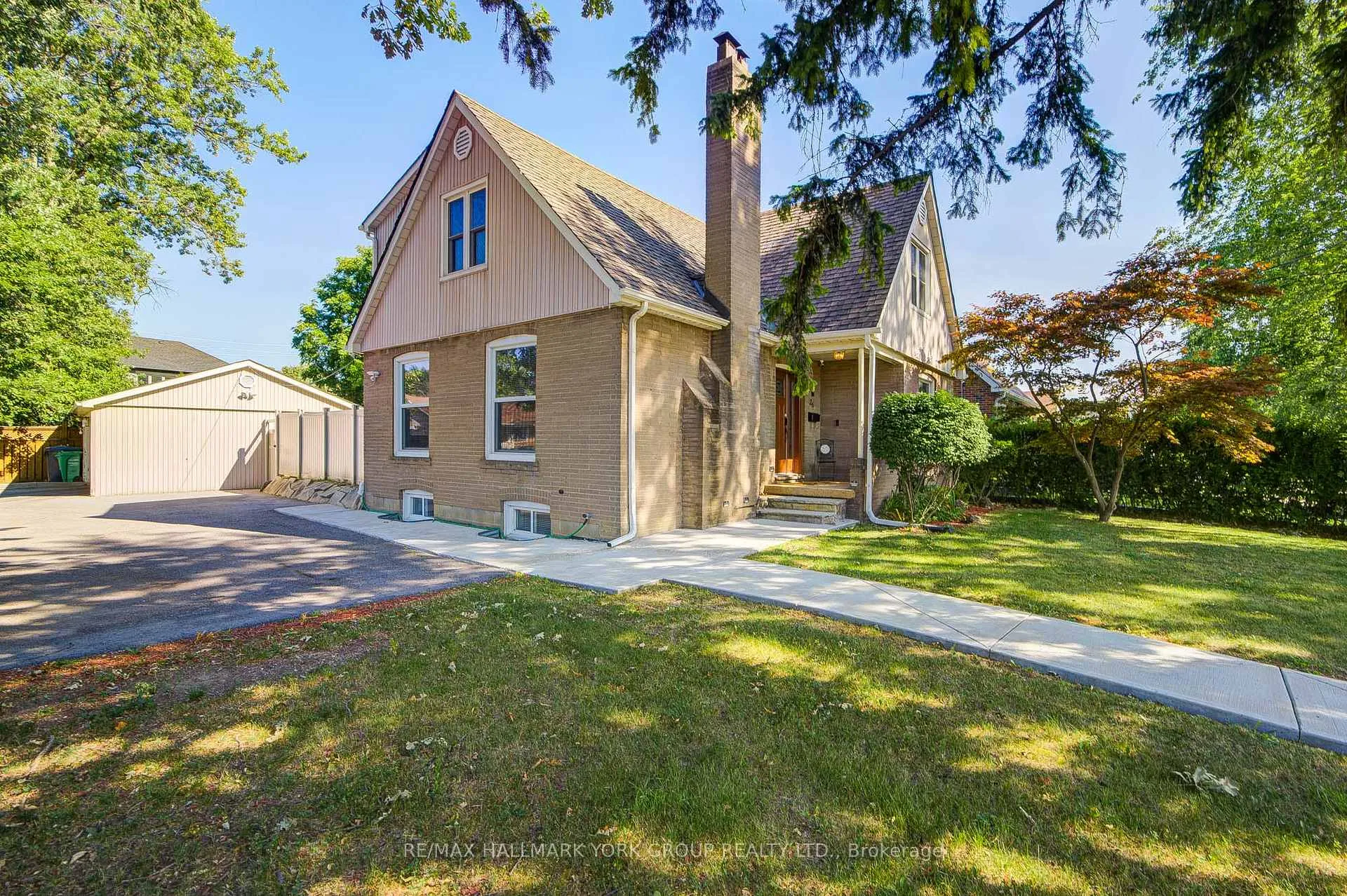 Photo 3 of 26 Gregory Street, Brampton, Downtown Brampton — HOMEH
