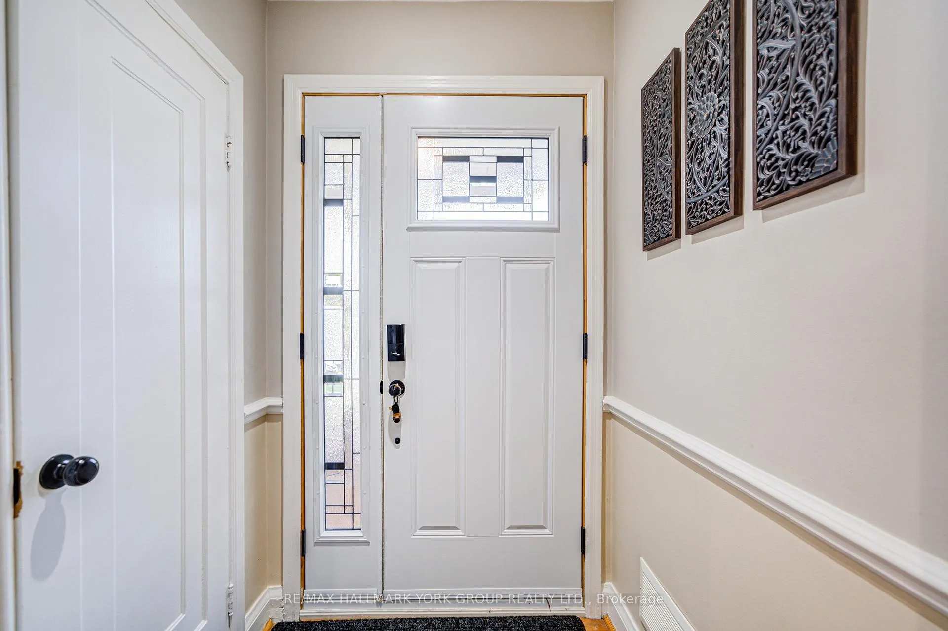 Photo 7 of 26 Gregory Street, Brampton, Downtown Brampton — HOMEH