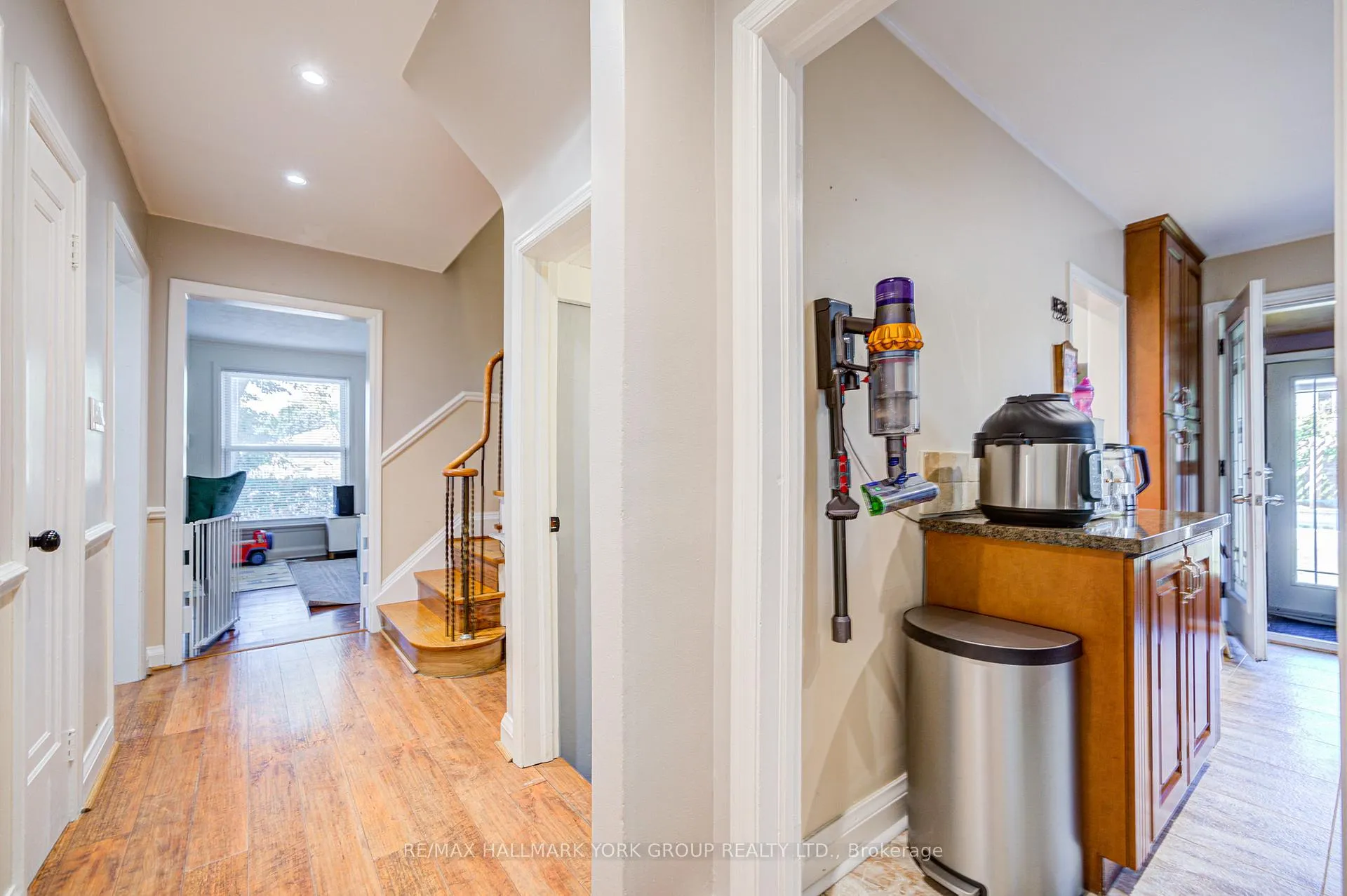 Photo 10 of 26 Gregory Street, Brampton, Downtown Brampton — HOMEH