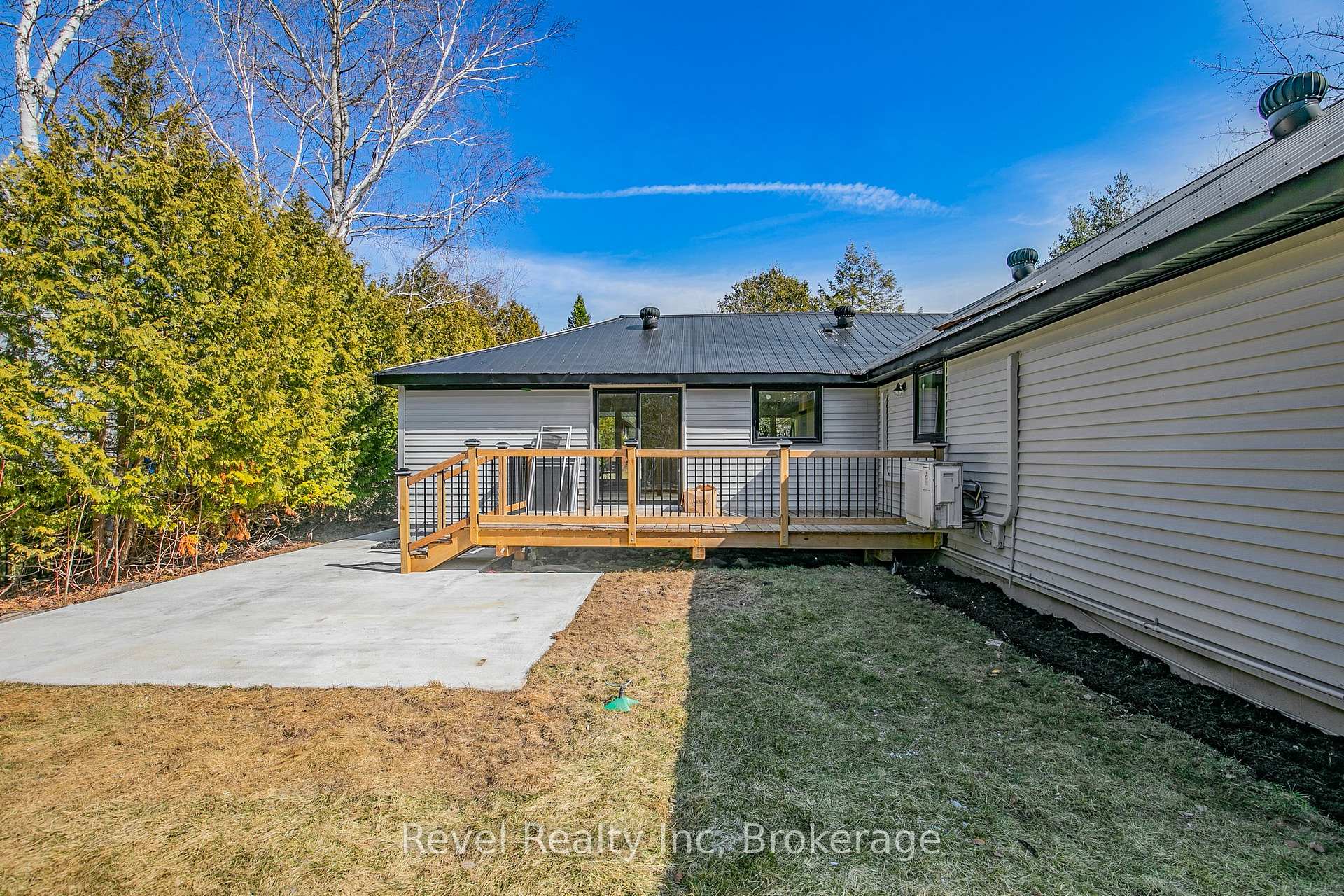 Photo 25 of 35 Chippewa Crescent, Tiny, Rural Tiny — HOMEH
