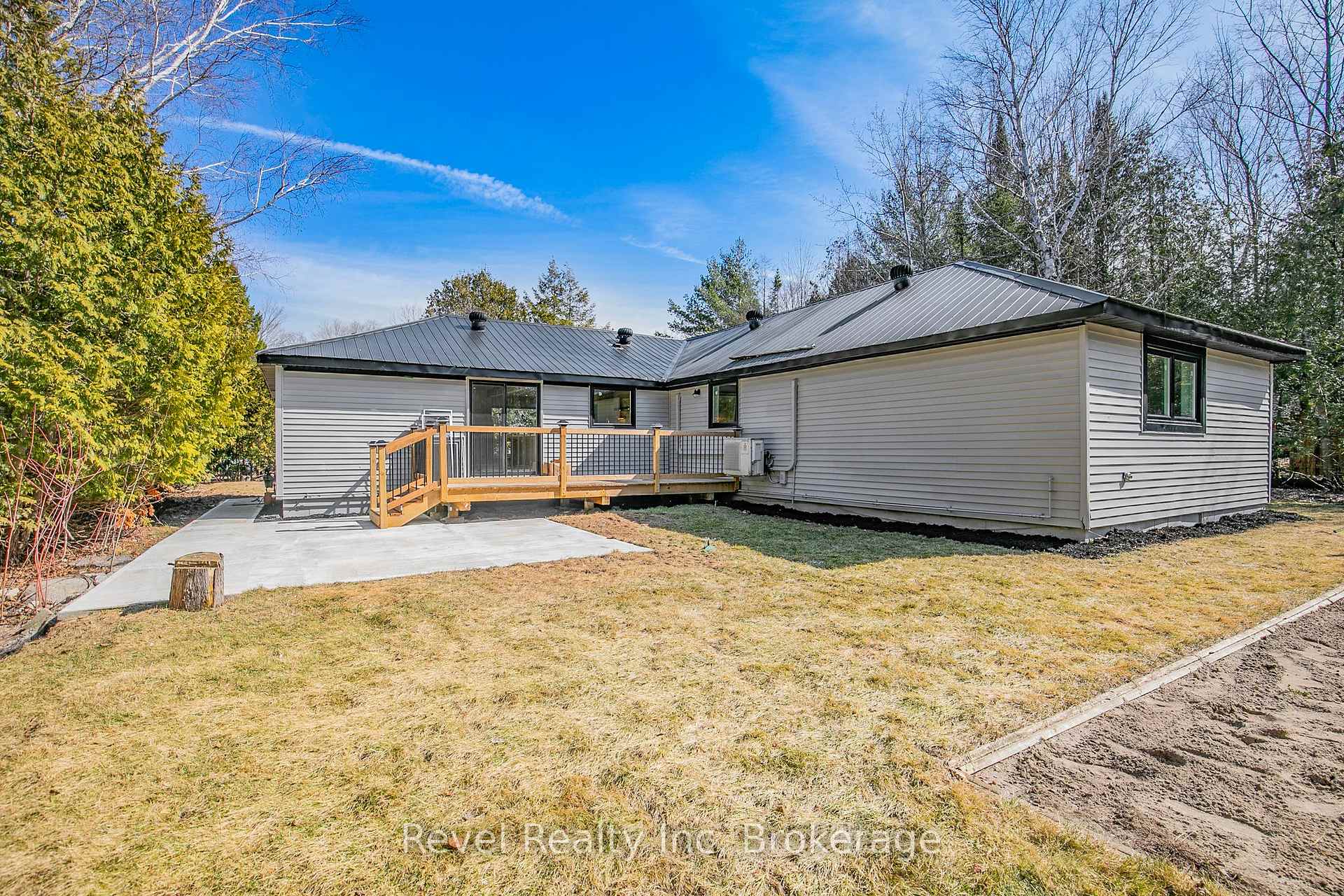 Photo 27 of 35 Chippewa Crescent, Tiny, Rural Tiny — HOMEH