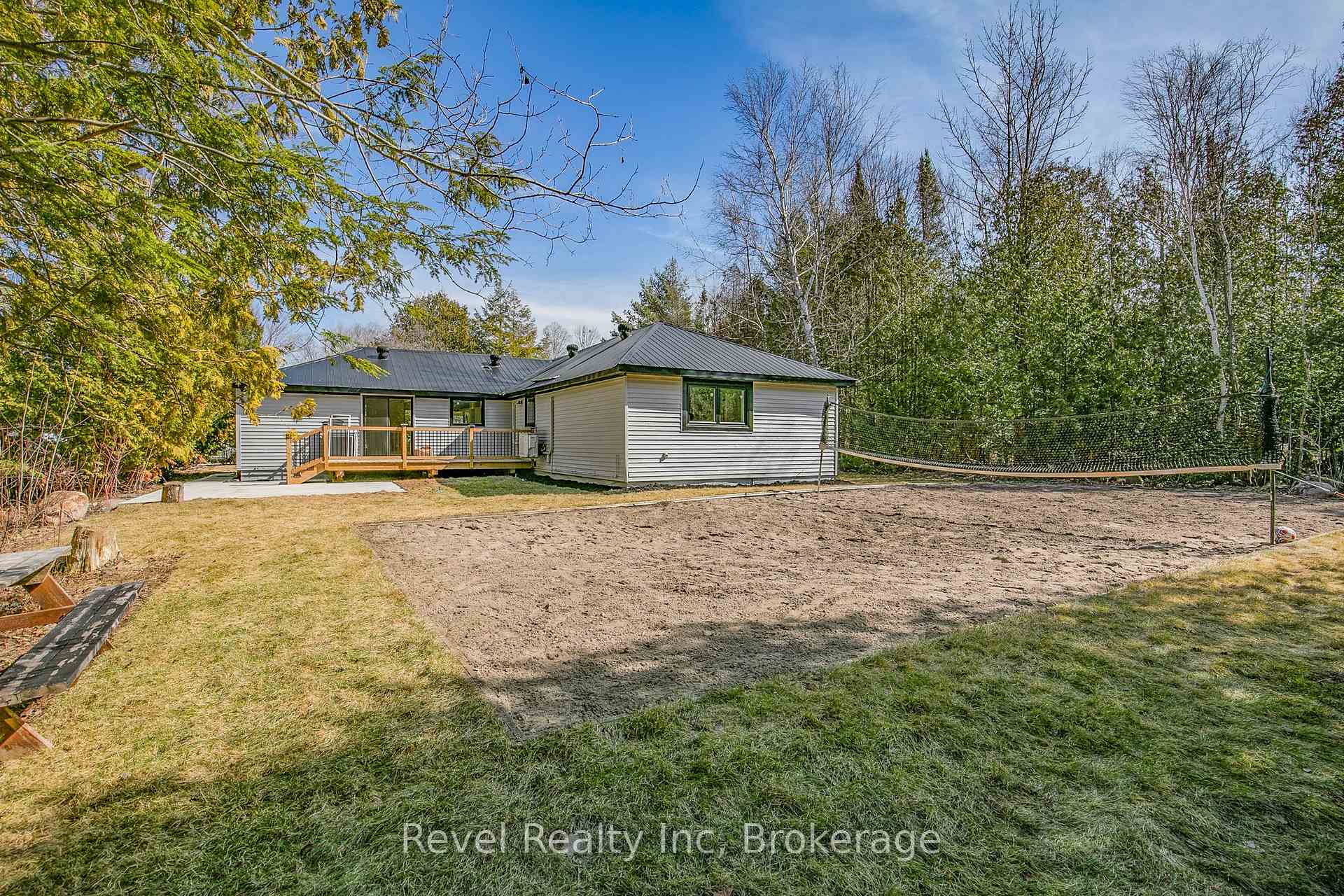 Photo 21 of 35 Chippewa Crescent, Tiny, Rural Tiny — HOMEH