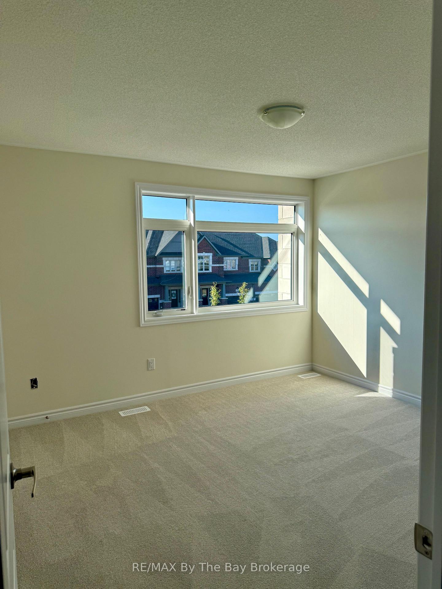 Photo 11 of 18 Federica Crescent, Wasaga Beach — HOMEH