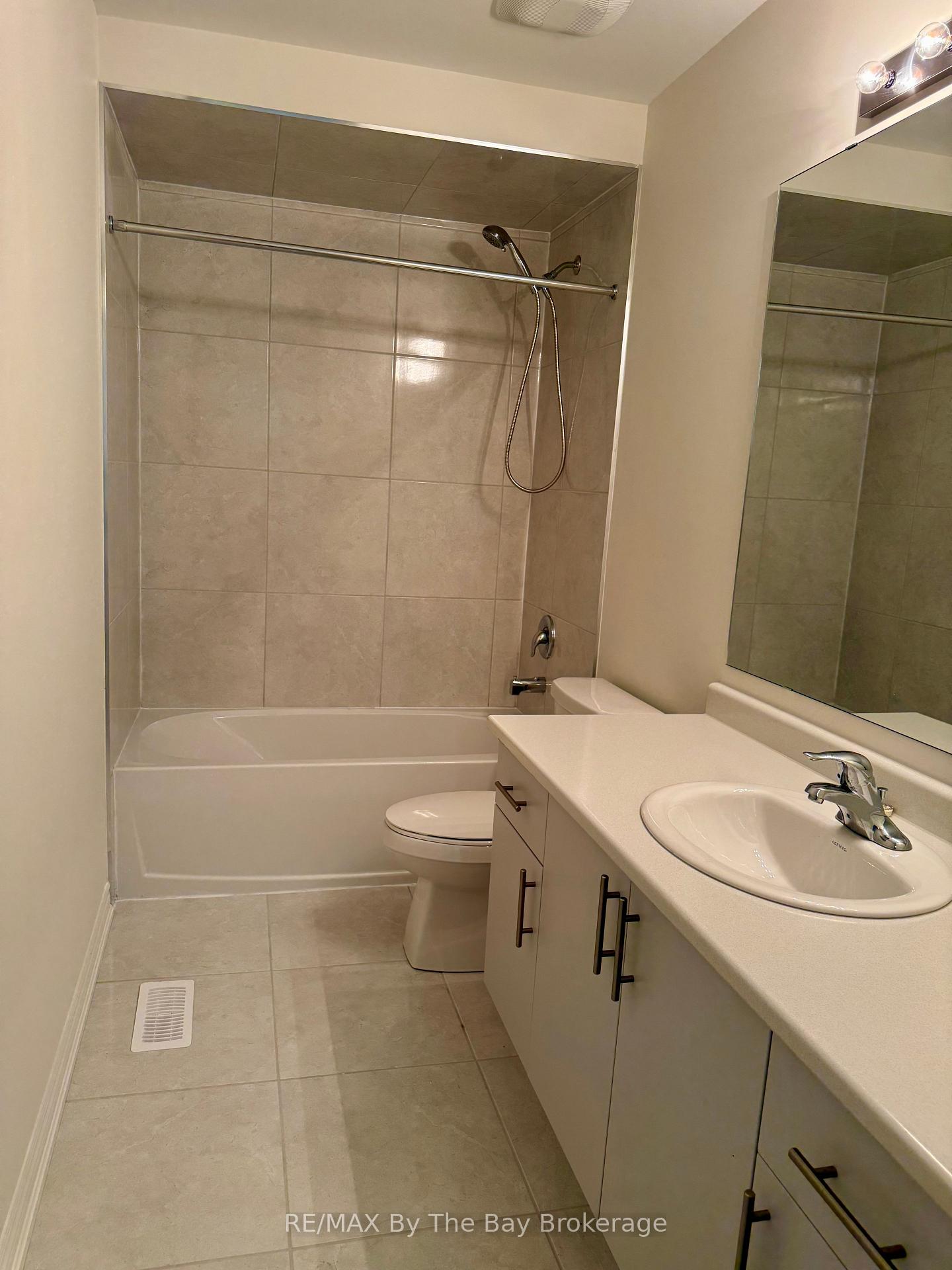 Photo 12 of 18 Federica Crescent, Wasaga Beach — HOMEH