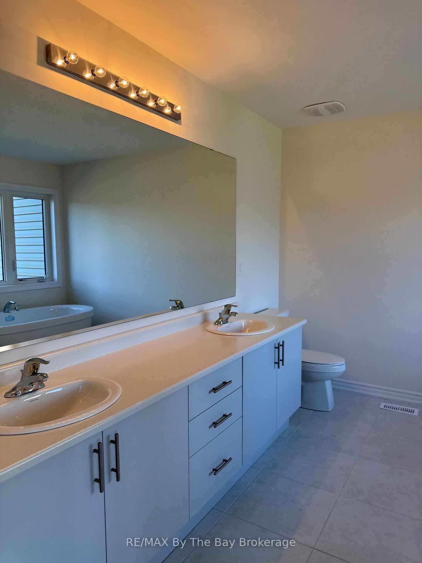 Photo 2 of 18 Federica Crescent, Wasaga Beach — HOMEH