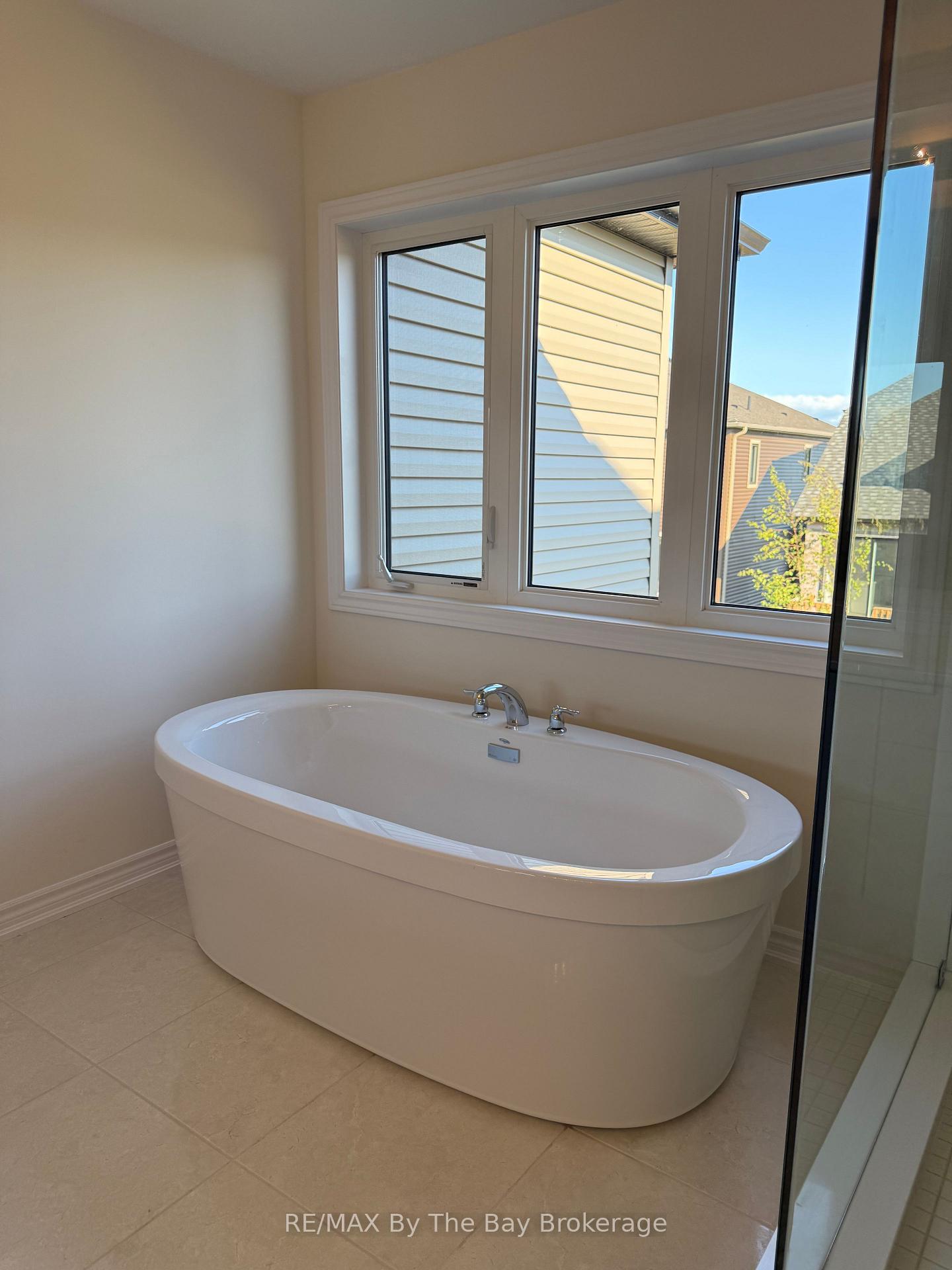 Photo 3 of 18 Federica Crescent, Wasaga Beach — HOMEH