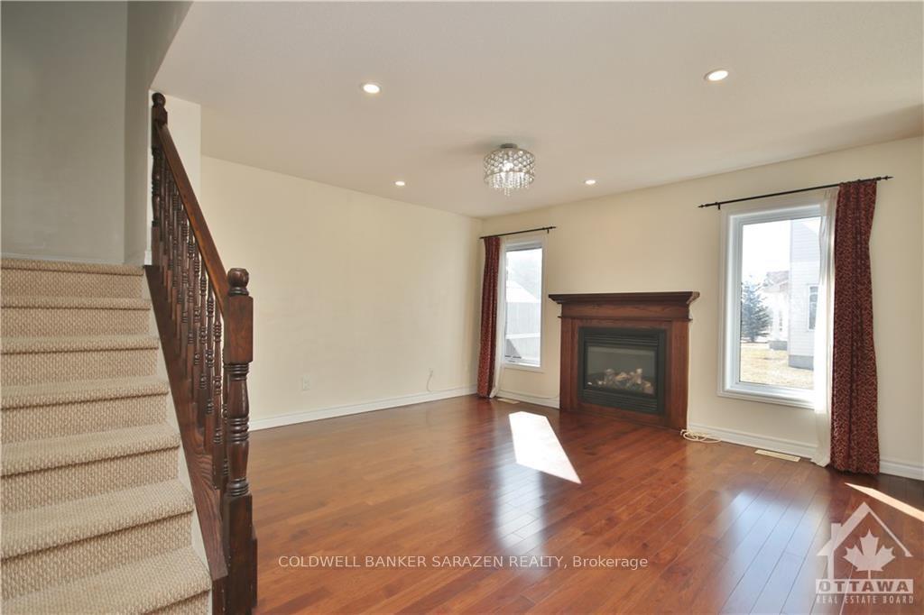 Photo 8 of 102 Akita Walk, Ottawa, Barrhaven - Strandherd — HOMEH