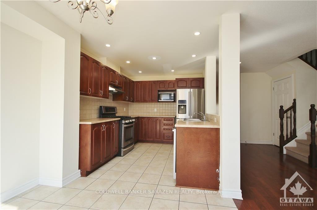 Photo 10 of 102 Akita Walk, Ottawa, Barrhaven - Strandherd — HOMEH