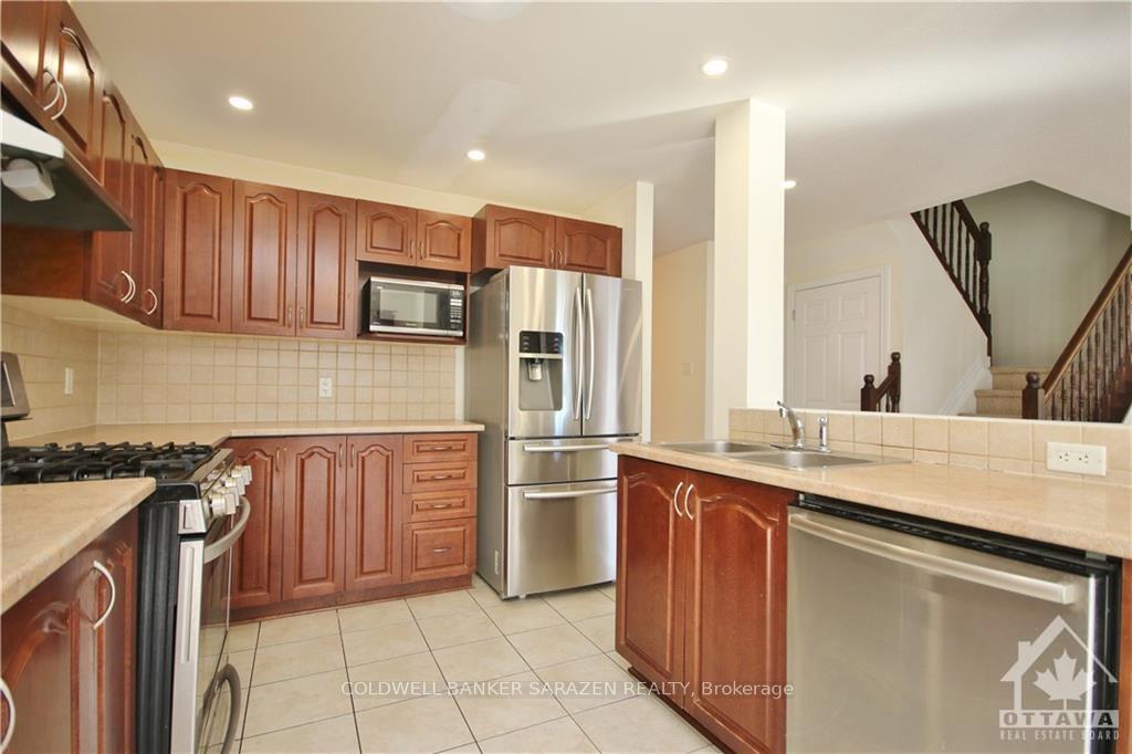 Photo 11 of 102 Akita Walk, Ottawa, Barrhaven - Strandherd — HOMEH