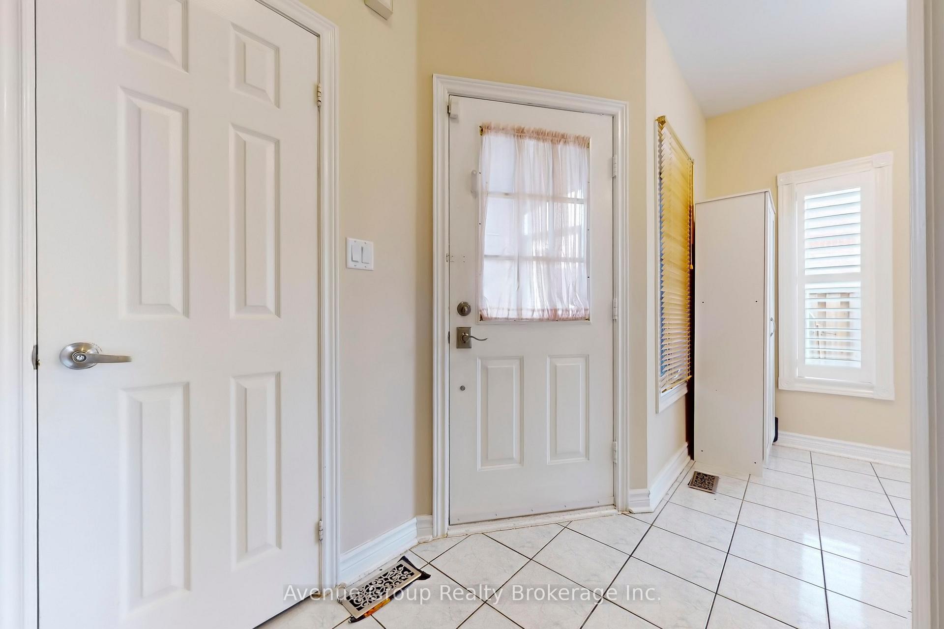 Photo 3 of 219 Milliken Meadows Drive, Markham, Milliken Mills West — HOMEH