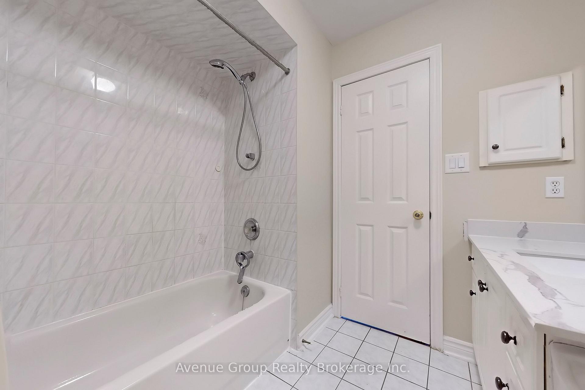 Photo 5 of 219 Milliken Meadows Drive, Markham, Milliken Mills West — HOMEH
