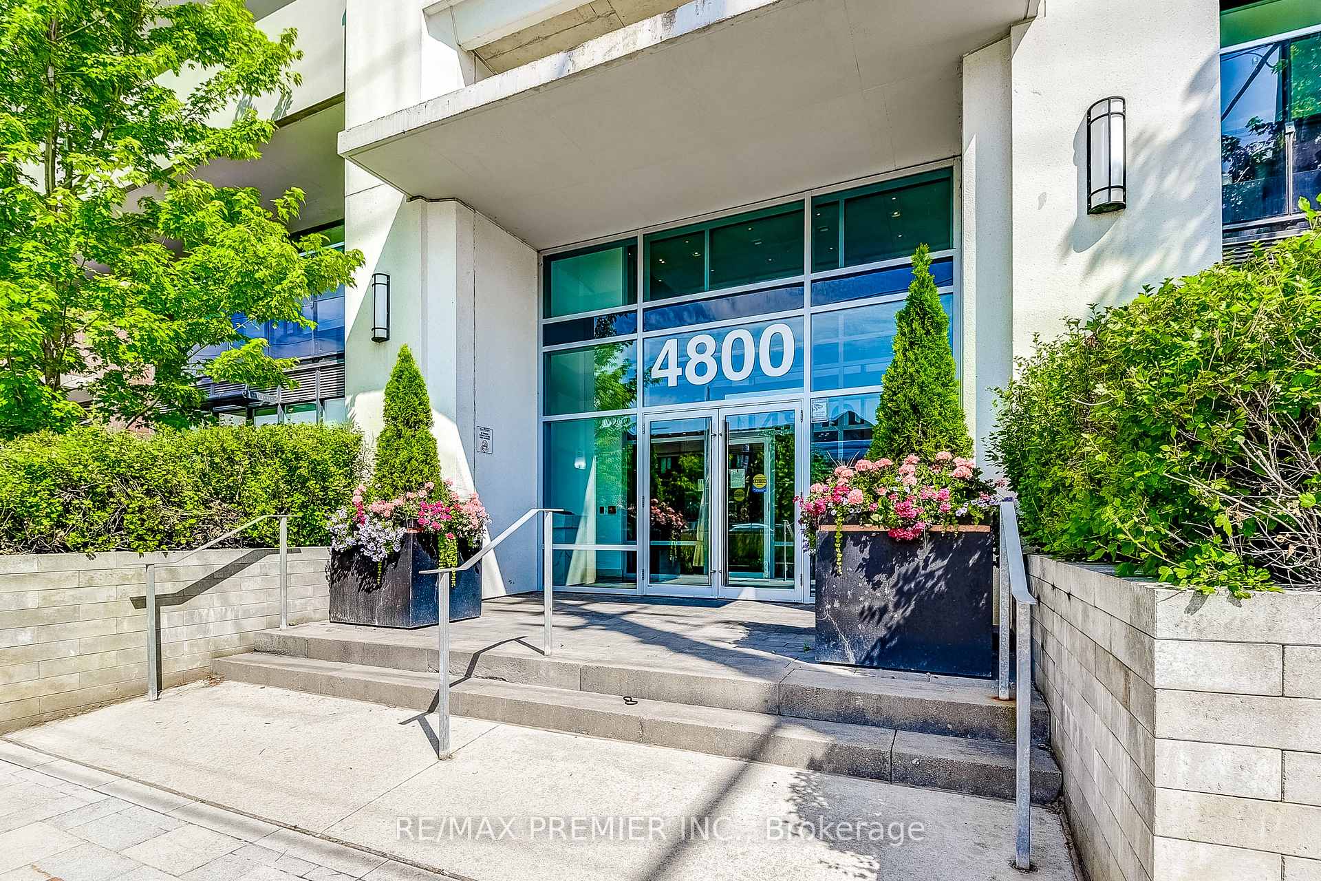 Photo 5 of Unit 203, 4800 Highway 7, Vaughan, East Woodbridge — HOMEH
