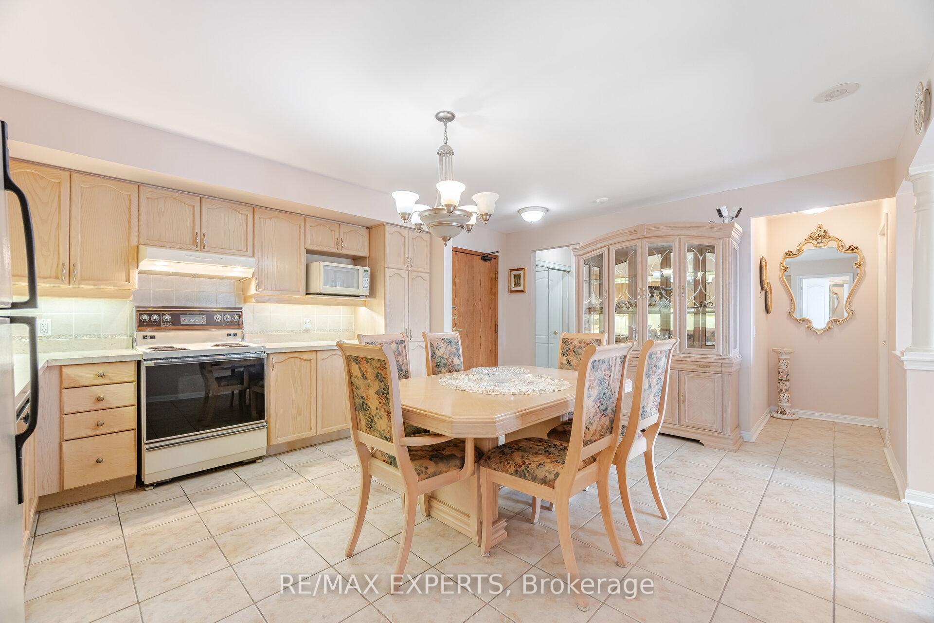Photo 4 of Unit 312, 2504 Rutherford Road, Vaughan, Maple — HOMEH
